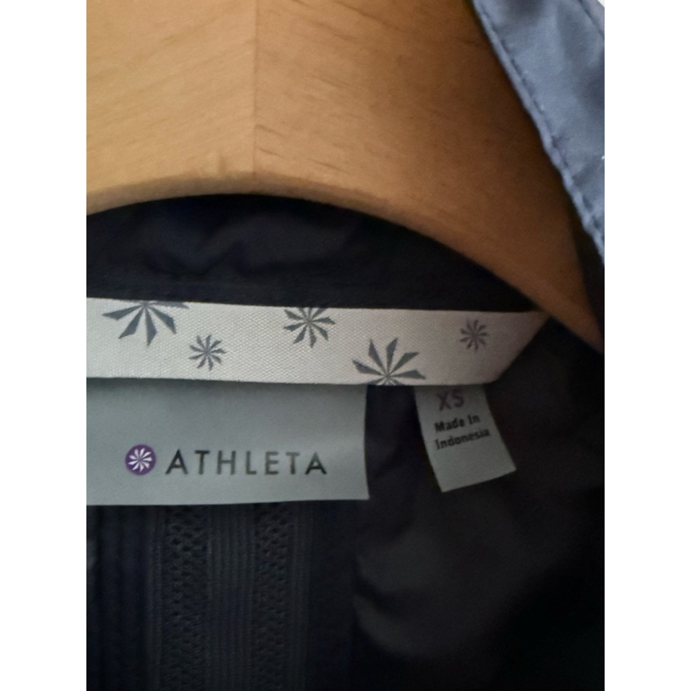 NWT Women’s Athleta Speedwork Vest Navy size XS Water Repellent Long Reflective - Picture 5 of 7